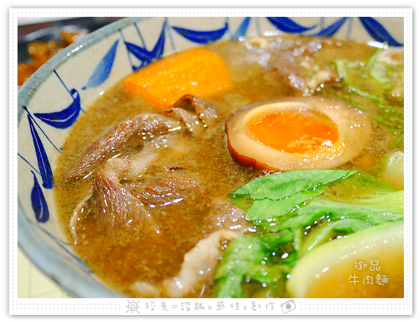 [台南食記] 桃花源牛肉麵館~五點才剛開門就高朋滿座！老饕必嚐的御品牛肉麵&泡菜豬肉麵！