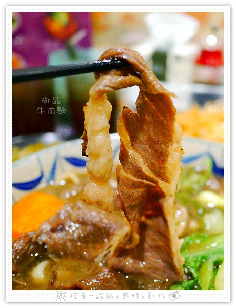 [台南食記] 桃花源牛肉麵館~五點才剛開門就高朋滿座！老饕必嚐的御品牛肉麵&泡菜豬肉麵！