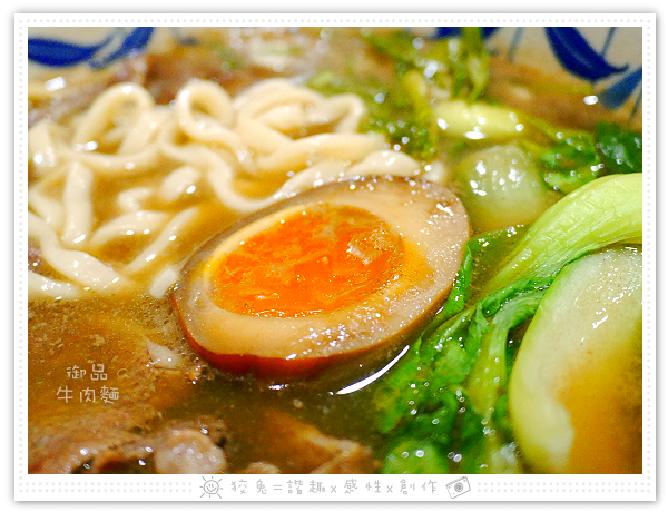 [台南食記] 桃花源牛肉麵館~五點才剛開門就高朋滿座！老饕必嚐的御品牛肉麵&泡菜豬肉麵！