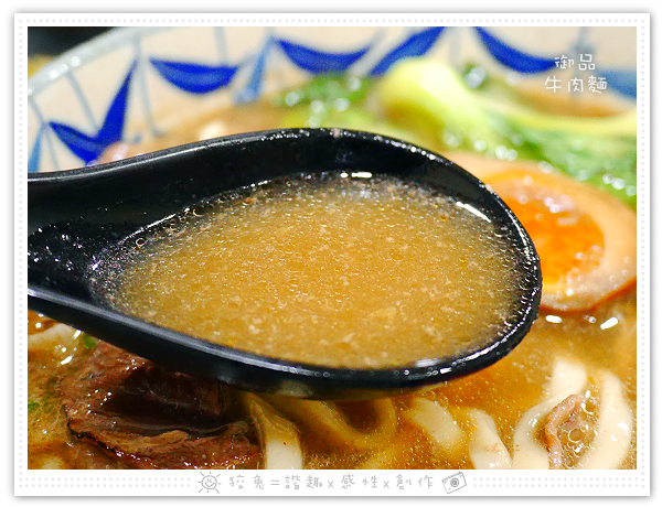 [台南食記] 桃花源牛肉麵館~五點才剛開門就高朋滿座！老饕必嚐的御品牛肉麵&泡菜豬肉麵！