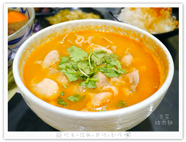 [台南食記] 桃花源牛肉麵館~五點才剛開門就高朋滿座！老饕必嚐的御品牛肉麵&泡菜豬肉麵！