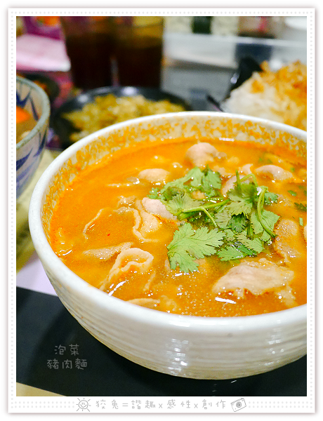 [台南食記] 桃花源牛肉麵館~五點才剛開門就高朋滿座！老饕必嚐的御品牛肉麵&泡菜豬肉麵！