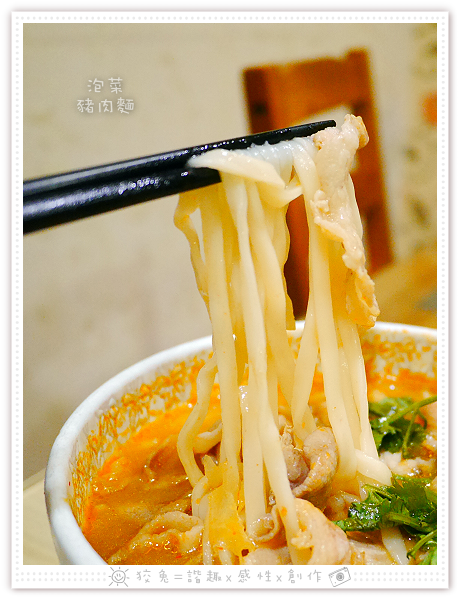 [台南食記] 桃花源牛肉麵館~五點才剛開門就高朋滿座！老饕必嚐的御品牛肉麵&泡菜豬肉麵！