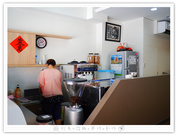 [台南食記] 小杉堡~安平散步甜食‧每日隨機供應兩種口味的霜淇淋&放入咖啡冰磚的實在咖啡！