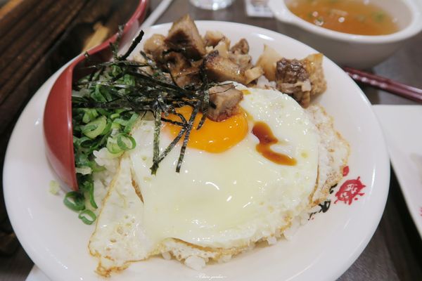 台北 捷運西門站 誠屋拉麵(寶慶店)~拉麵店的美味半熟蛋叉燒丼飯