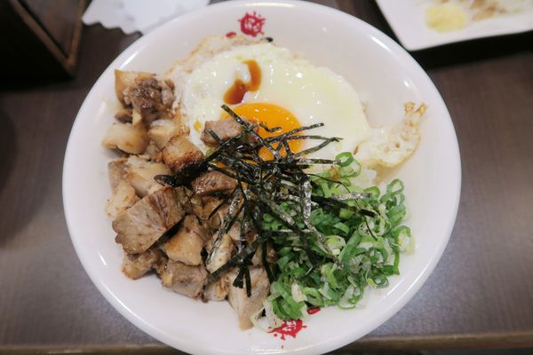 台北 捷運西門站 誠屋拉麵(寶慶店)~拉麵店的美味半熟蛋叉燒丼飯