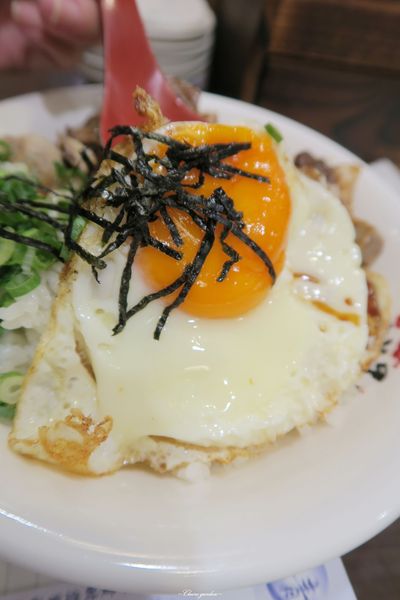 台北 捷運西門站 誠屋拉麵(寶慶店)~拉麵店的美味半熟蛋叉燒丼飯