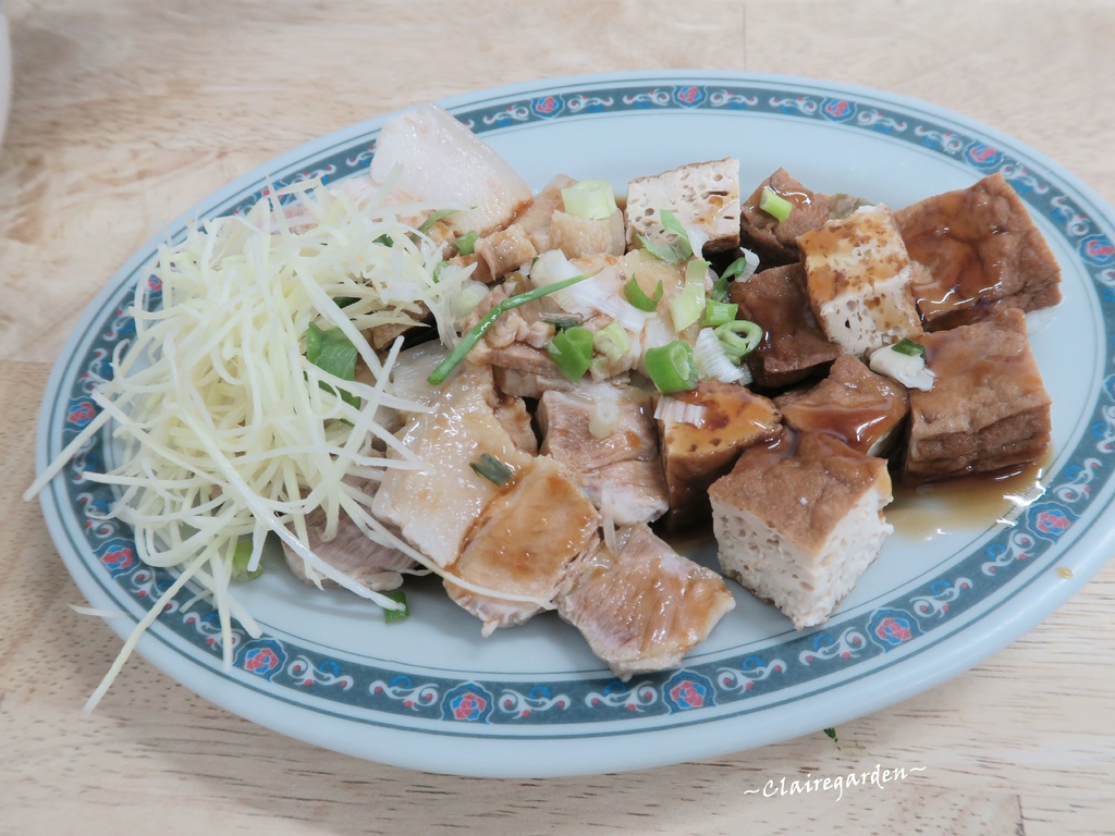 [南崁菜鳥覓食記] 道地滷肉飯~人氣平價小吃，肥的(魯肉)瘦的(肉燥)這裡通通有，六樣200元有找