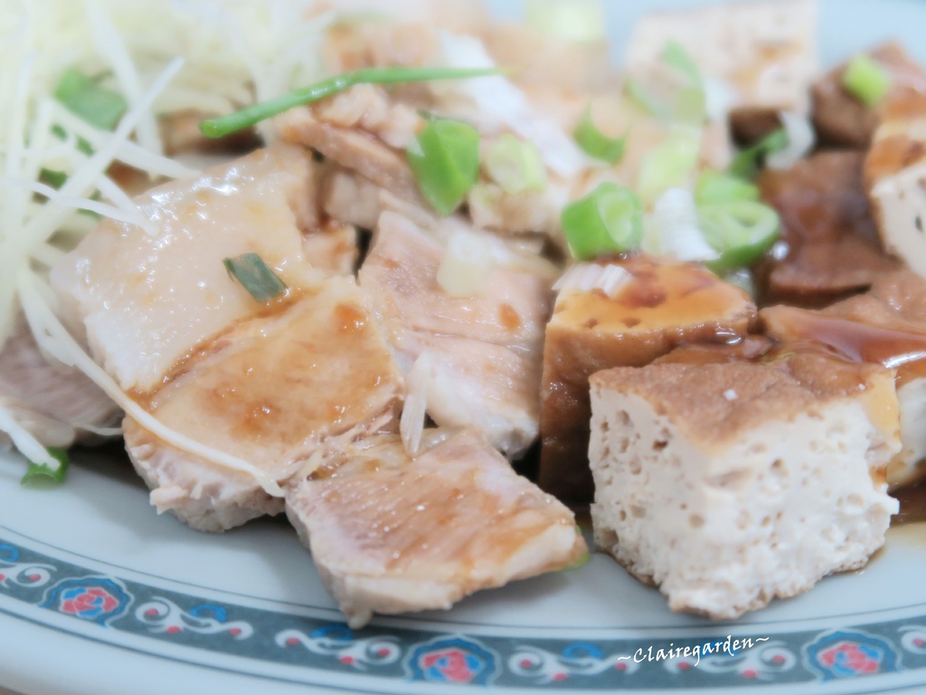 [南崁菜鳥覓食記] 道地滷肉飯~人氣平價小吃，肥的(魯肉)瘦的(肉燥)這裡通通有，六樣200元有找