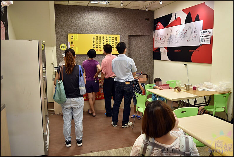 台中新開幕好吃水餃。OH霸手工大水餃。創意口味手工現包超級大水餃皮薄餡多還有包入高湯凍一吃成主顧(原向上市場小攤)