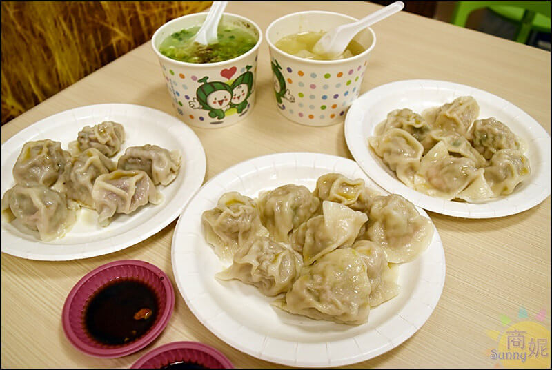 台中新開幕好吃水餃。OH霸手工大水餃。創意口味手工現包超級大水餃皮薄餡多還有包入高湯凍一吃成主顧(原向上市場小攤)