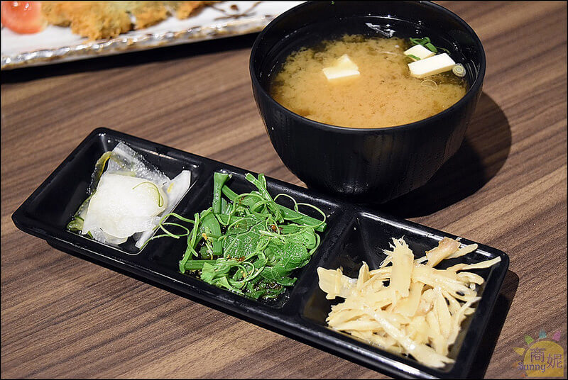 台中好吃鰻魚飯。御成町浪漫鰻屋老虎城店(附最新菜單)。鰻魚飯、丼飯通通大份量好好吃!!小菜湯品鰻魚醬汁免費續。本文登上奇摩首頁