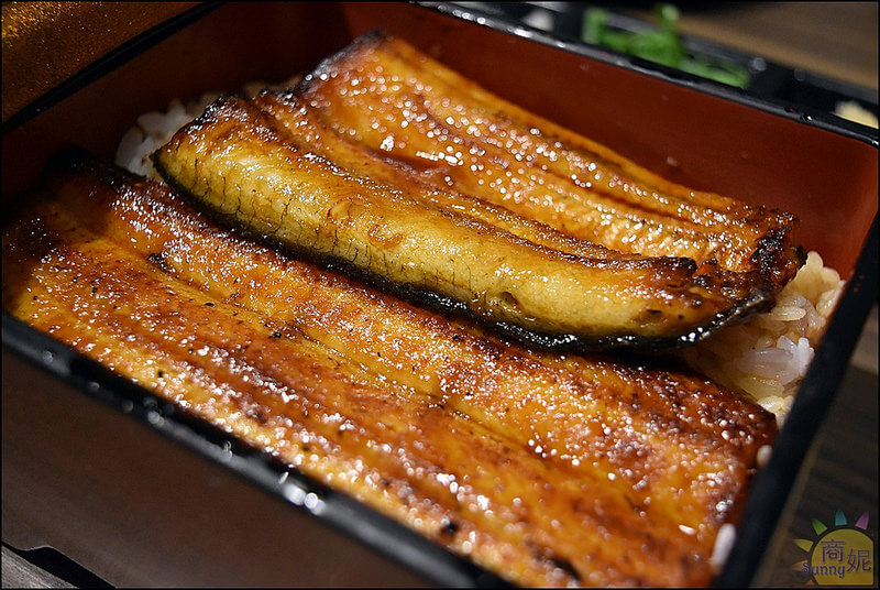 台中好吃鰻魚飯。御成町浪漫鰻屋老虎城店(附最新菜單)。鰻魚飯、丼飯通通大份量好好吃!!小菜湯品鰻魚醬汁免費續。本文登上奇摩首頁