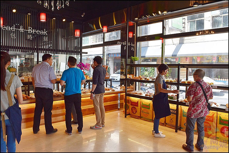 台中新開幕好吃麵包店。麵包時刻忠明店。使用日本鳥越麵粉法國藍絲可奶油手工製作少油少鹽少糖的健康美味麵包。本文登上奇摩首頁