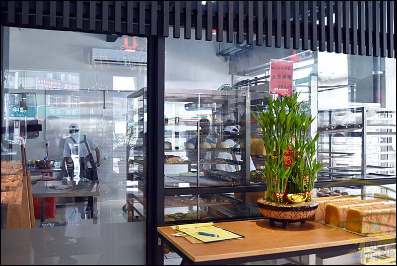 台中新開幕好吃麵包店。麵包時刻忠明店。使用日本鳥越麵粉法國藍絲可奶油手工製作少油少鹽少糖的健康美味麵包。本文登上奇摩首頁