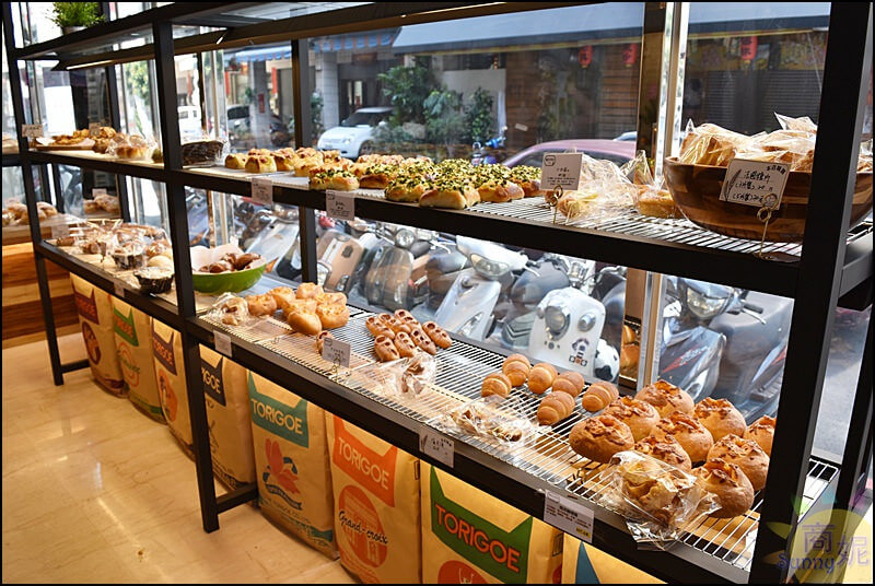 台中新開幕好吃麵包店。麵包時刻忠明店。使用日本鳥越麵粉法國藍絲可奶油手工製作少油少鹽少糖的健康美味麵包。本文登上奇摩首頁