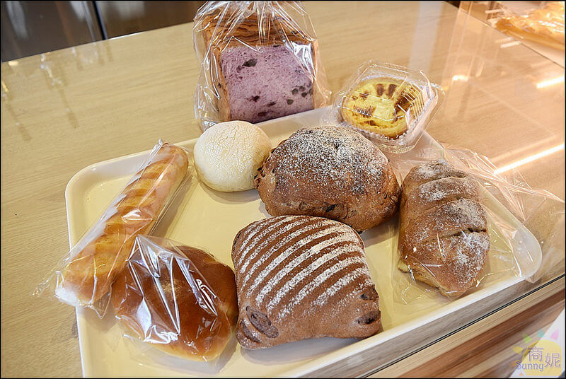 台中新開幕好吃麵包店。麵包時刻忠明店。使用日本鳥越麵粉法國藍絲可奶油手工製作少油少鹽少糖的健康美味麵包。本文登上奇摩首頁