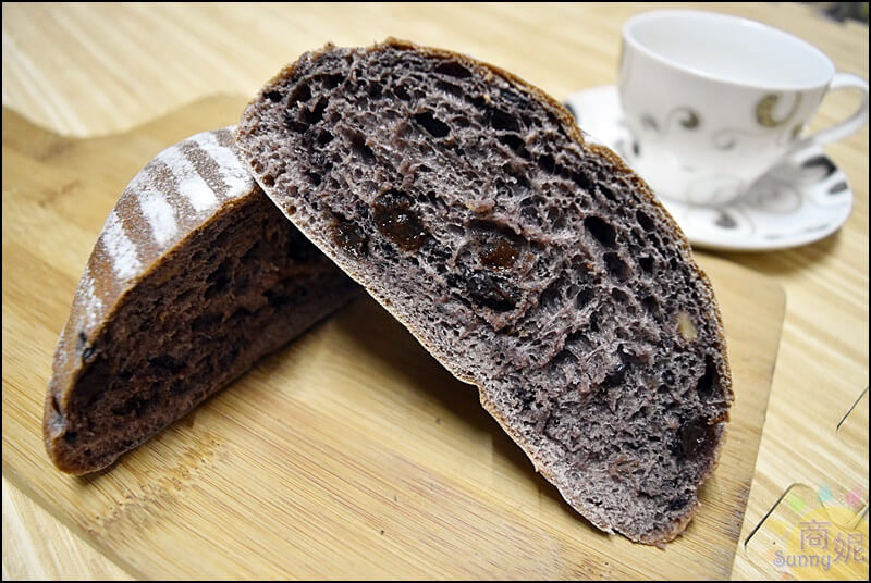 台中新開幕好吃麵包店。麵包時刻忠明店。使用日本鳥越麵粉法國藍絲可奶油手工製作少油少鹽少糖的健康美味麵包。本文登上奇摩首頁