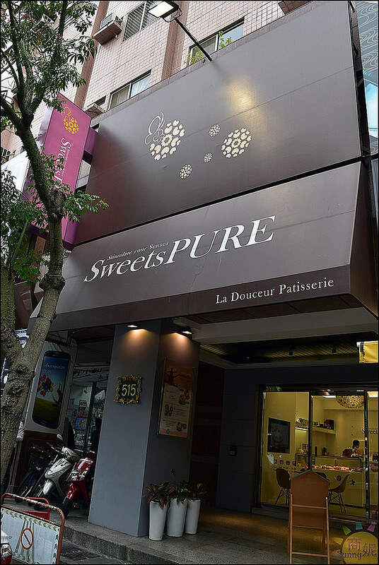 台中好吃月餅推薦。SweetsPURE。爆好吃曲奇餅加手工餅乾、月餅禮盒，包裝漂亮內容多樣經濟實惠送禮有面子。8月底前預購享8折優惠