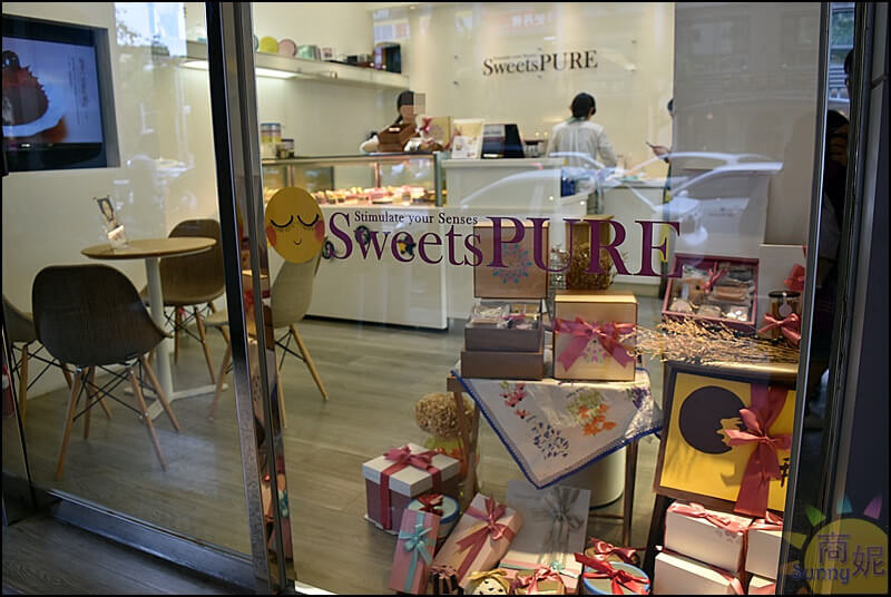 台中好吃月餅推薦。SweetsPURE。爆好吃曲奇餅加手工餅乾、月餅禮盒，包裝漂亮內容多樣經濟實惠送禮有面子。8月底前預購享8折優惠