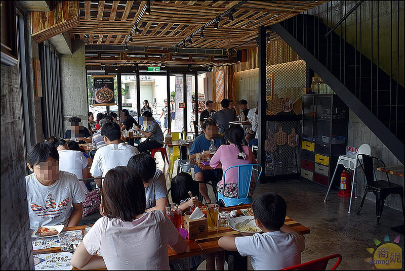 台中美食興大周邊新開幕好吃披薩義式料理。披薩工廠興大店。餐點份量足口味多工業風裝潢環境舒適聚會首選 台中美食興大周邊新開幕好吃披薩義式料理。披薩工廠興大店。餐點份量足口味多工業風裝潢環境舒適聚會首選