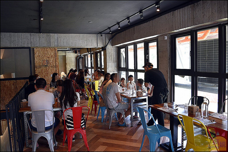 台中美食興大周邊新開幕好吃披薩義式料理。披薩工廠興大店。餐點份量足口味多工業風裝潢環境舒適聚會首選 台中美食興大周邊新開幕好吃披薩義式料理。披薩工廠興大店。餐點份量足口味多工業風裝潢環境舒適聚會首選