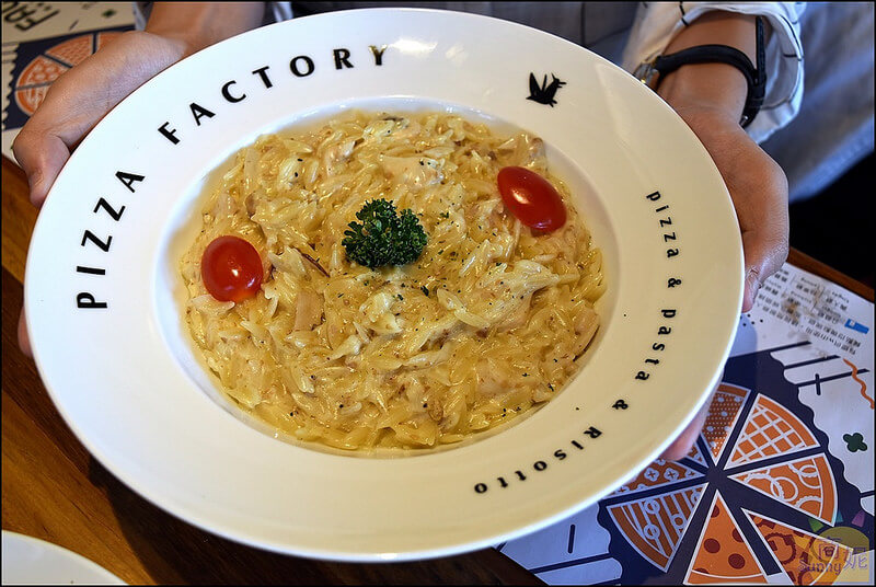台中美食興大周邊新開幕好吃披薩義式料理。披薩工廠興大店。餐點份量足口味多工業風裝潢環境舒適聚會首選 台中美食興大周邊新開幕好吃披薩義式料理。披薩工廠興大店。餐點份量足口味多工業風裝潢環境舒適聚會首選