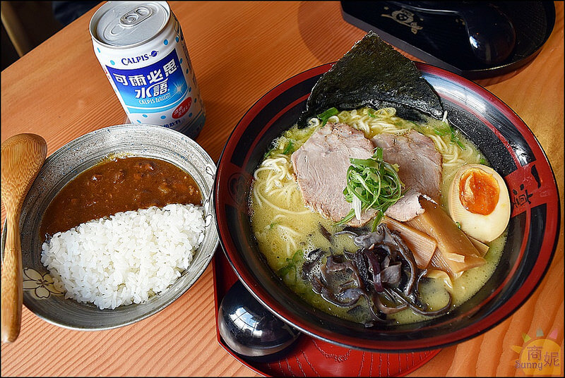 豐原好吃鹿兒島拉麵。一凜拉麵。販賣機點餐、絞碎大骨融入湯頭富含膠質。百分百日本原汁原味重現九州拉麵美味