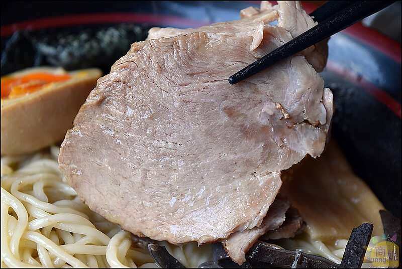 豐原好吃鹿兒島拉麵。一凜拉麵。販賣機點餐、絞碎大骨融入湯頭富含膠質。百分百日本原汁原味重現九州拉麵美味