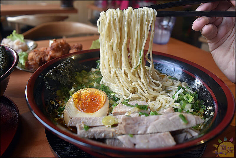 豐原好吃鹿兒島拉麵。一凜拉麵。販賣機點餐、絞碎大骨融入湯頭富含膠質。百分百日本原汁原味重現九州拉麵美味
