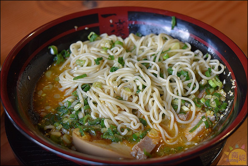豐原好吃鹿兒島拉麵。一凜拉麵。販賣機點餐、絞碎大骨融入湯頭富含膠質。百分百日本原汁原味重現九州拉麵美味