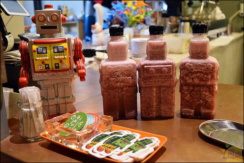 台中必訪主題餐廳。鐵皮駅ROBOT STATION(附最新菜單)。機器人大軍壓境!全新裝潢+新菜單=好看好拍又好吃的草悟道特色餐廳(寵物友善餐廳)