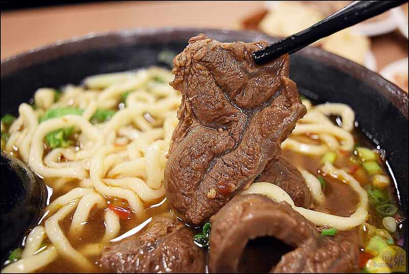 豐原超好吃牛肉麵。牛道精燉牛肉麵。全台中唯一台灣牛清燉牛腩麵,不論湯頭還是肉質都是一級棒!限量供應推薦必點。本文登上奇摩首頁 豐原超好吃牛肉麵。牛道精燉牛肉麵。全台中唯一台灣牛清燉牛腩麵,不論湯頭還是肉質都是一級棒!限量供應推薦必點。本文登上奇摩首頁