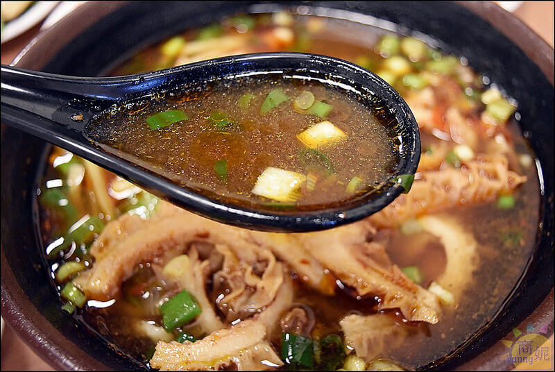 豐原超好吃牛肉麵。牛道精燉牛肉麵。全台中唯一台灣牛清燉牛腩麵,不論湯頭還是肉質都是一級棒!限量供應推薦必點。本文登上奇摩首頁 豐原超好吃牛肉麵。牛道精燉牛肉麵。全台中唯一台灣牛清燉牛腩麵,不論湯頭還是肉質都是一級棒!限量供應推薦必點。本文登上奇摩首頁