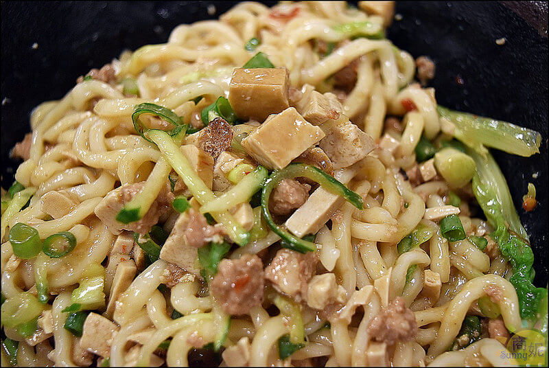豐原超好吃牛肉麵。牛道精燉牛肉麵。全台中唯一台灣牛清燉牛腩麵,不論湯頭還是肉質都是一級棒!限量供應推薦必點。本文登上奇摩首頁 豐原超好吃牛肉麵。牛道精燉牛肉麵。全台中唯一台灣牛清燉牛腩麵,不論湯頭還是肉質都是一級棒!限量供應推薦必點。本文登上奇摩首頁