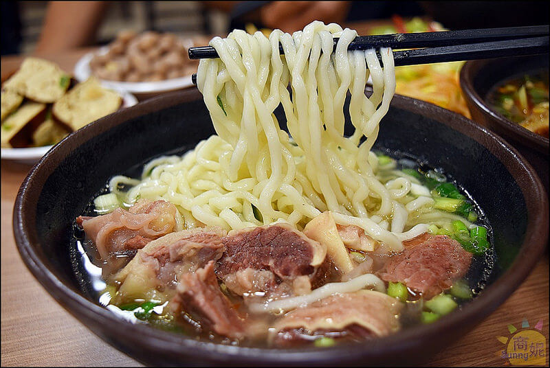 豐原超好吃牛肉麵。牛道精燉牛肉麵。全台中唯一台灣牛清燉牛腩麵,不論湯頭還是肉質都是一級棒!限量供應推薦必點。本文登上奇摩首頁 豐原超好吃牛肉麵。牛道精燉牛肉麵。全台中唯一台灣牛清燉牛腩麵,不論湯頭還是肉質都是一級棒!限量供應推薦必點。本文登上奇摩首頁