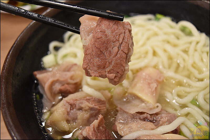 豐原超好吃牛肉麵。牛道精燉牛肉麵。全台中唯一台灣牛清燉牛腩麵,不論湯頭還是肉質都是一級棒!限量供應推薦必點。本文登上奇摩首頁 豐原超好吃牛肉麵。牛道精燉牛肉麵。全台中唯一台灣牛清燉牛腩麵,不論湯頭還是肉質都是一級棒!限量供應推薦必點。本文登上奇摩首頁