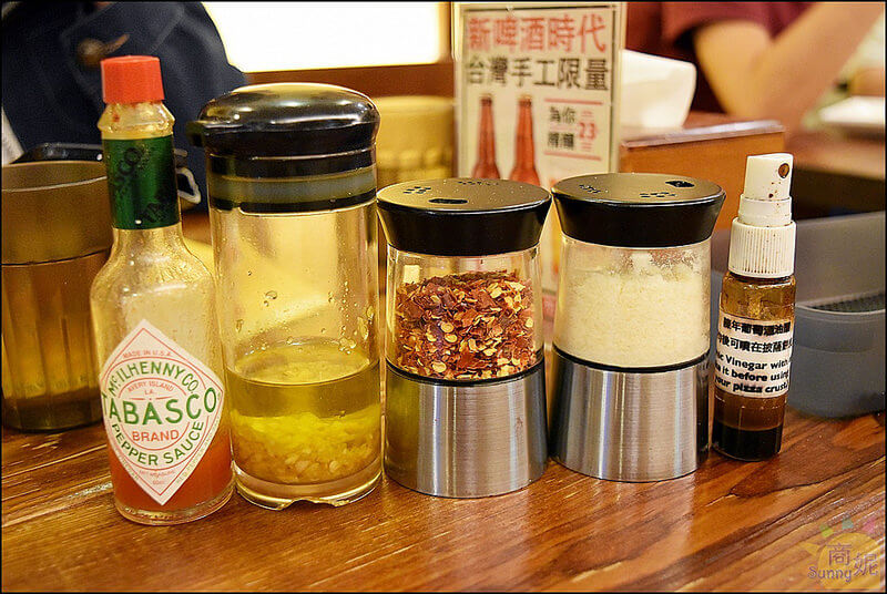 台中好吃披薩專賣店。義大利人開的夠道地!搖滾披薩Pizza Rock崇德店。自然發酵餅皮、九種起司、十多種香料、21種口味、手工現做天天吃都不膩 台中好吃披薩專賣店。義大利人開的夠道地!搖滾披薩Pizza Rock崇德店。自然發酵餅皮、九種起司、十多種香料、21種口味、手工現做天天吃都不膩