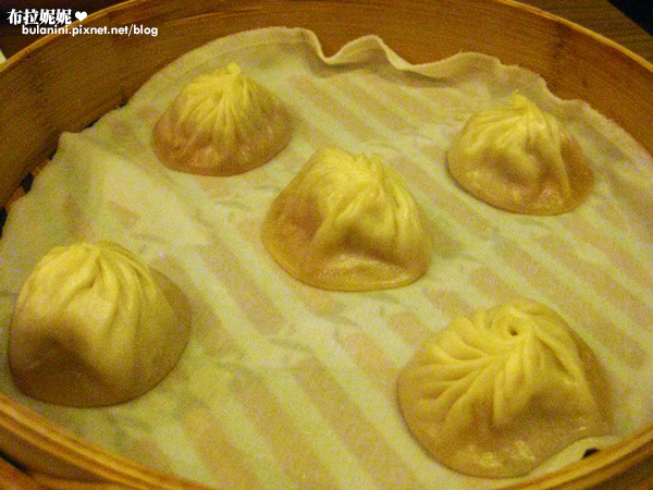  【台中美食】鼎泰豐小籠包@食記．無限次訪！永遠都吃不膩～-小龍包