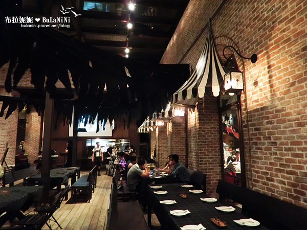  【台中美食餐廳】金色三麥-台中市政店@萬聖節氣氛！與好友的週六夜晚-台中