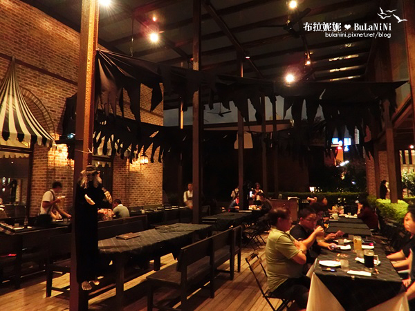  【台中美食餐廳】金色三麥-台中市政店@萬聖節氣氛！與好友的週六夜晚-台中