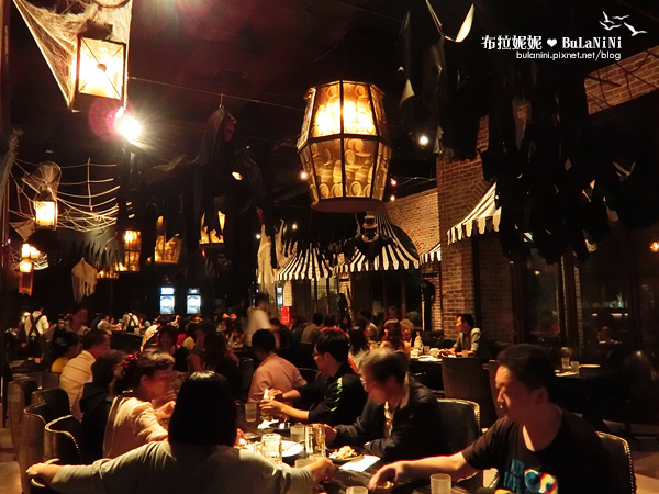  【台中美食餐廳】金色三麥-台中市政店@萬聖節氣氛！與好友的週六夜晚-台中
