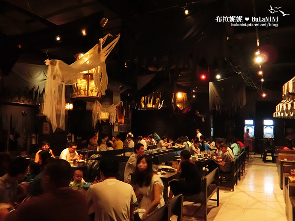  【台中美食餐廳】金色三麥-台中市政店@萬聖節氣氛！與好友的週六夜晚-台中