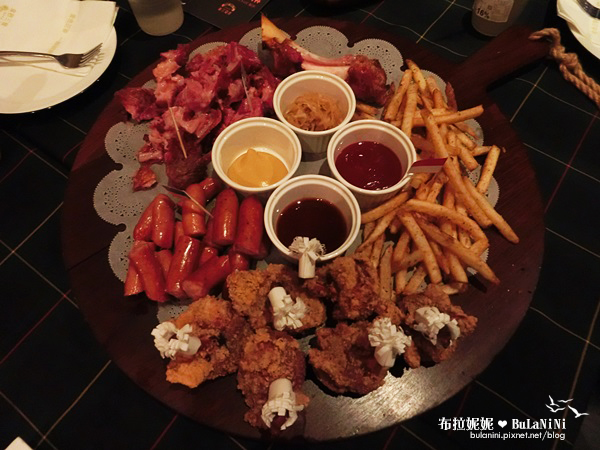  【台中美食餐廳】金色三麥-台中市政店@萬聖節氣氛！與好友的週六夜晚-台中