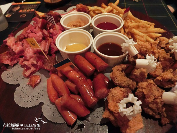  【台中美食餐廳】金色三麥-台中市政店@萬聖節氣氛！與好友的週六夜晚-台中