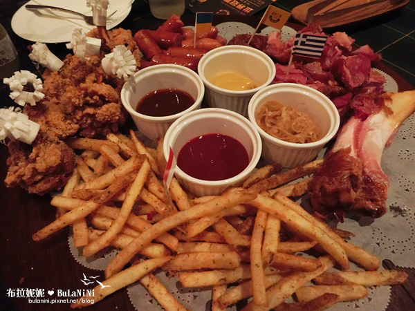  【台中美食餐廳】金色三麥-台中市政店@萬聖節氣氛！與好友的週六夜晚-台中