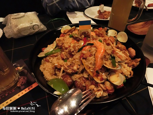  【台中美食餐廳】金色三麥-台中市政店@萬聖節氣氛！與好友的週六夜晚-台中
