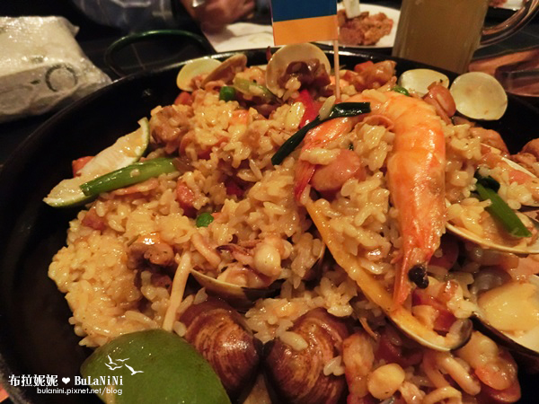  【台中美食餐廳】金色三麥-台中市政店@萬聖節氣氛！與好友的週六夜晚-台中