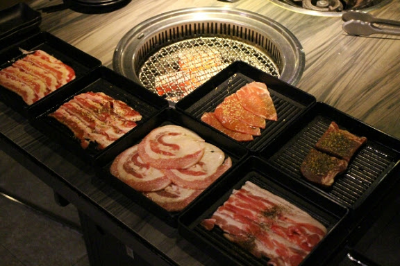 【羽諾食記】好客-音樂料理-現場LIVE演唱(市府店)●市政府捷運美食●火烤兩吃吃到飽-台北