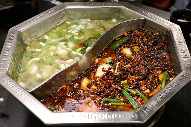 【羽諾食記】中國瘋實料火鍋店♥現撈活魚實料火鍋~重慶水煮魚&重慶酸菜魚鴛鴦鍋♥台北長安東路火鍋 【羽諾食記】中國瘋實料火鍋店♥現撈活魚實料火鍋~重慶水煮魚&重慶酸菜魚鴛鴦鍋♥台北長安東路火鍋